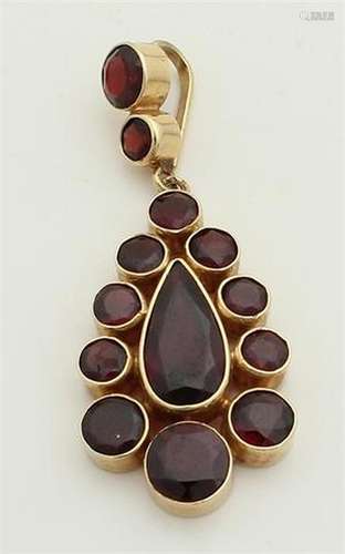 Gold pendant with garnet