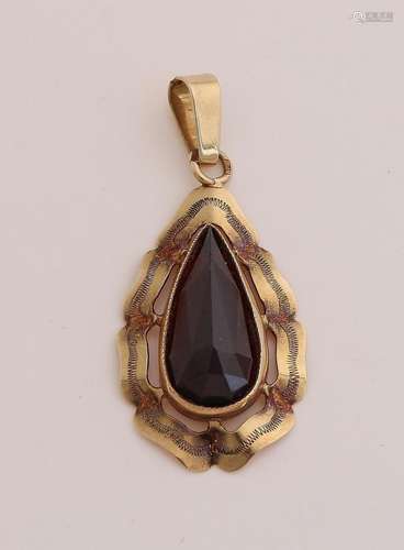 gold pendant garnet