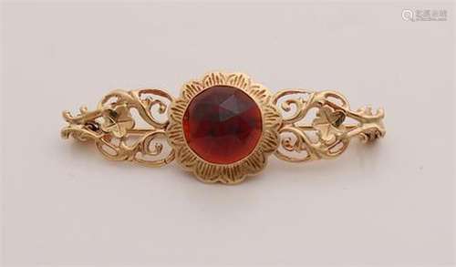 Gold brooch with garnet