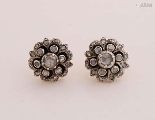 Ear studs with old diamond