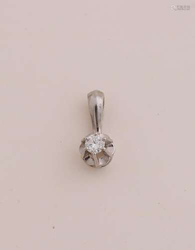 White gold solitaire pendant with diamond