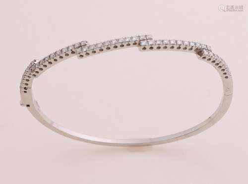 White gold slave bracelet with diamond