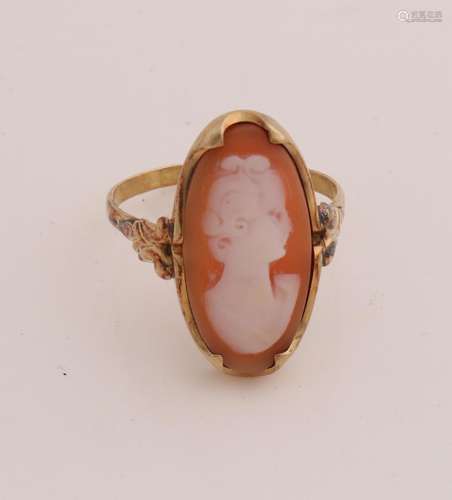 Gold ring with cameo