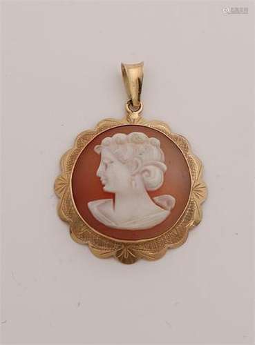 Gold pendant with cameo