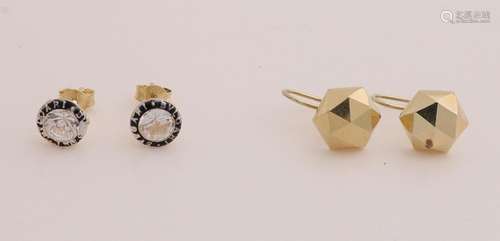 2 pairs of gold earrings