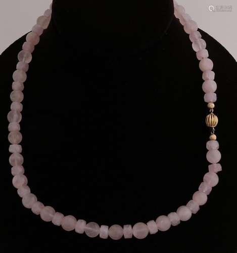 Rose quartz necklace with gold lock