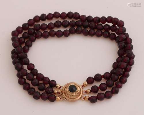 Garnet bracelet with gold lock