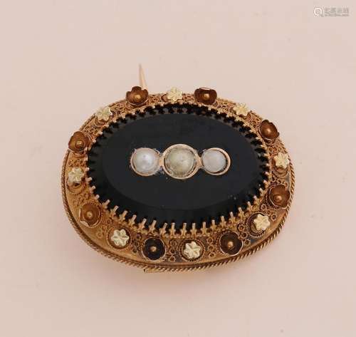 Gold brooch onyx and pearl