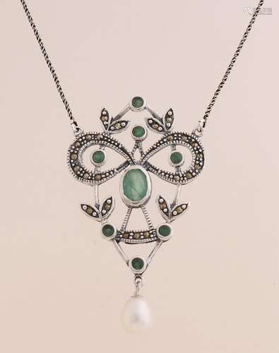 Silver choker with emerald, marquise and pearl