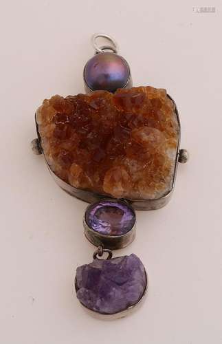 Silver pendant with quartz