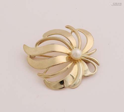 Gold brooch with flower