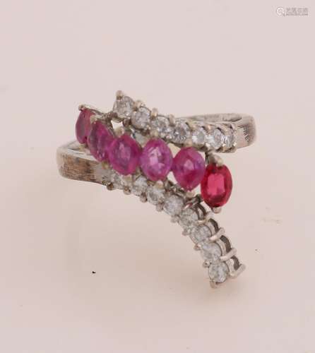 White gold ring with ruby ​​and diamond