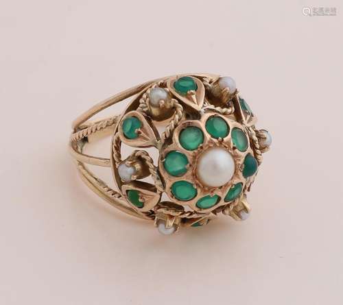 Gold ring with emerald and pearl