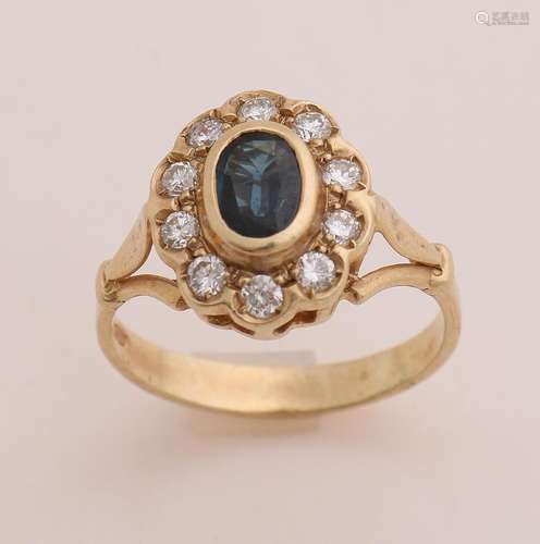 Yellow gold entourage ring with sapphire and diamond