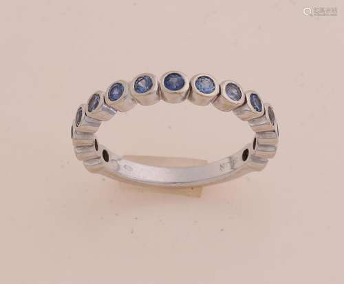 White gold ring with sapphire, confetti