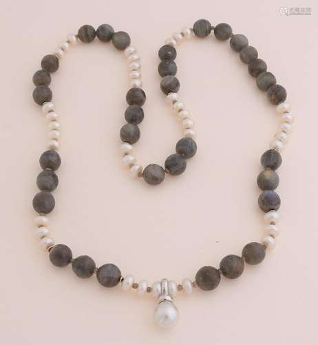 Necklace of pearls and labradorite and white gold pendant