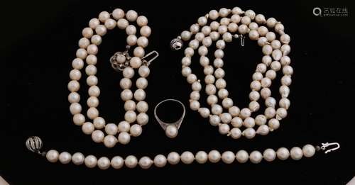 Lot of cultured pearls