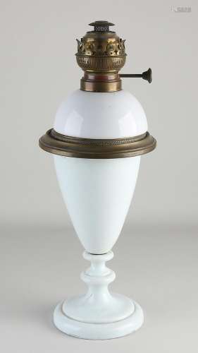 Opaline petroleum lamp, H 46