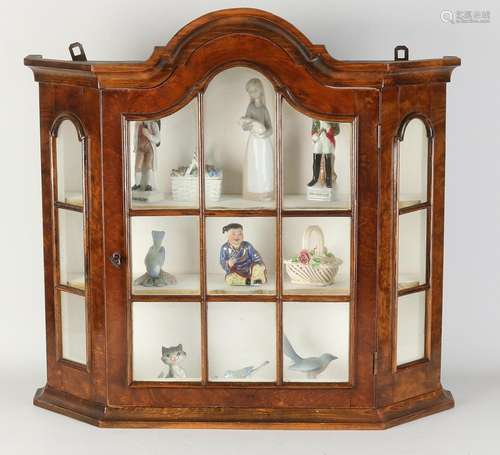 Hanging display case + figurines