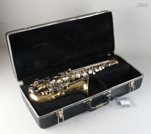Old Bundy USA saxophone + case
