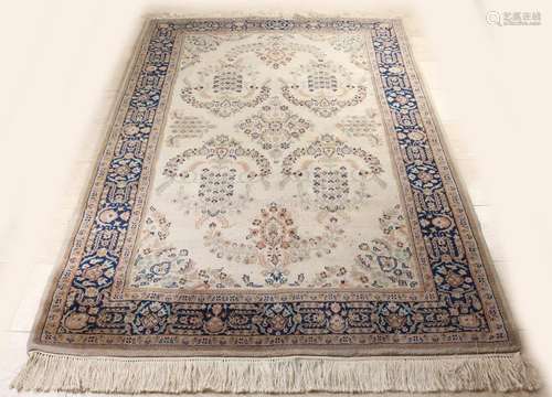 Large Guldasta India carpet, 248 x 163 cm.