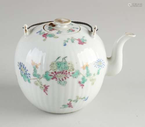 Chinese Family Rose teapot, Ø 10 cm.