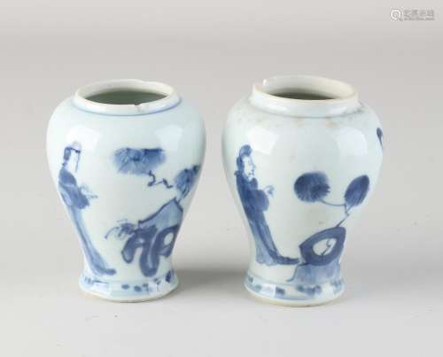 Two 18th century Chinese vases, H 9 cm.