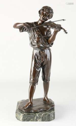 Antique bronze statue, Violinist