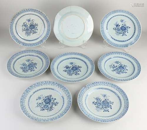 Eight Chinese plates Ø 23.7 cm.