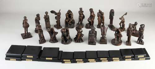 Twenty little figurines