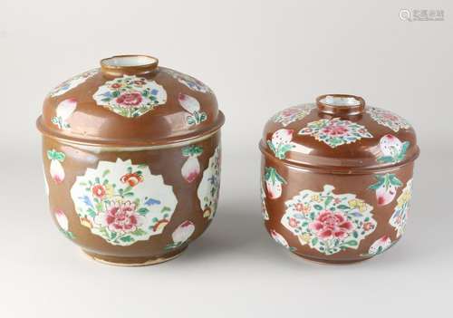 Two 18th century Chinese lidded pots, H 18 - 22 cm.