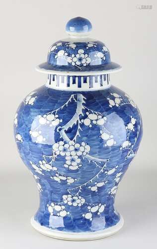 18th century Chinese lidded pot