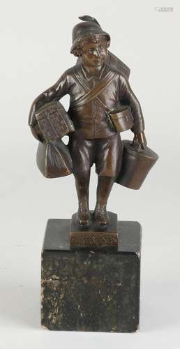 Bronze statue, Boy with suitcases