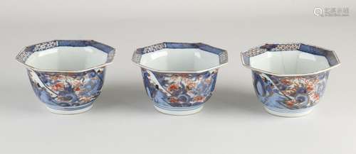 Three Japanese Imari bowls Ø 11 cm.