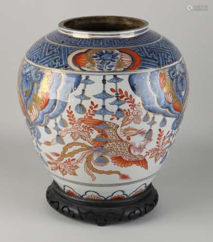 Chinese Imari vase, H 28 cm.