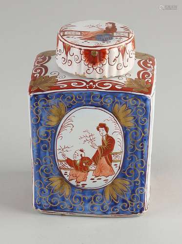 Rare 18th century Delft tea caddy, H 11 cm.