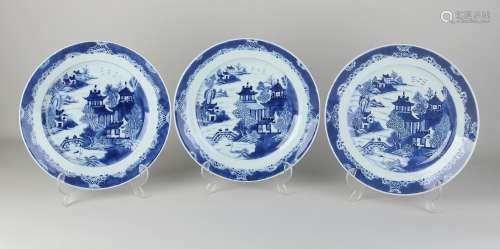 Three 18th - 19th century Chinese plates Ø 26 cm.
