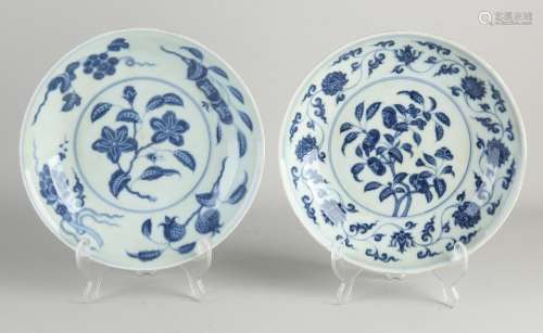 Two Chinese plates Ø 22 cm.