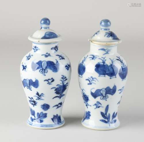 Two 18th century Chinese lidded vases, H 12.5 cm.