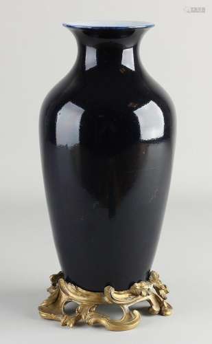19th century Chinese vase with gilt base, H 27.5 cm.
