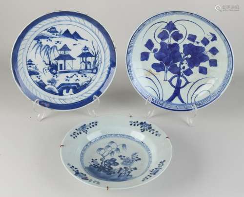 Three antique Japanese/Chinese plates Ø 23 - Ø 25 cm.