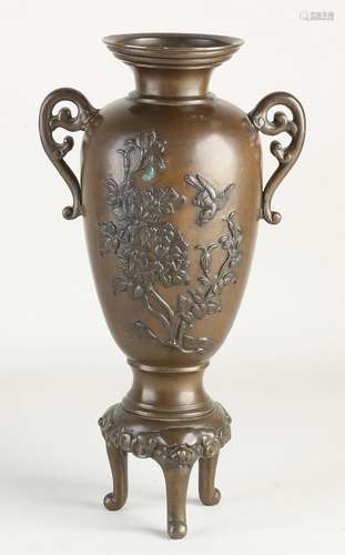 Chinese bronze vase, H 28 cm.