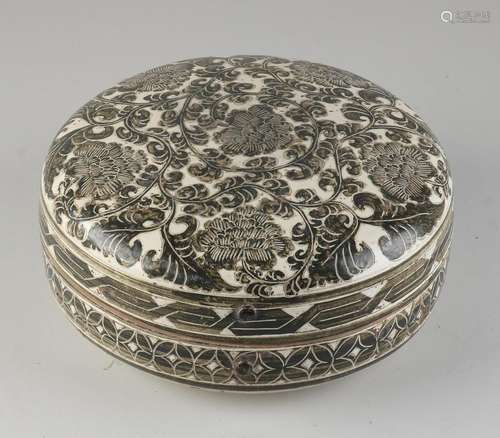 Chinese Sung lidded box Ø 25 cm.