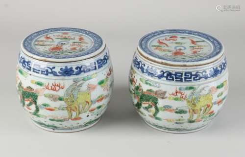 Two Chinese lidded pots Ø 13.5 cm.
