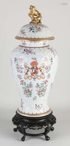 Vase with family coat of arms on a Chinese foot