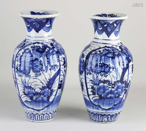 Two Japanese Imari vases, H 29.5 cm.