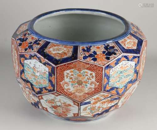 Large Japanese Imari flower pot