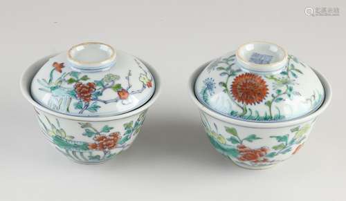 Two Chinese lidded bowls Ø 11 cm.