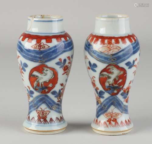 Two Chinese Imari vases, H 11 cm.