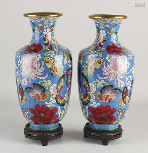 Two cloissone vases on a pedestal, H 25 cm.